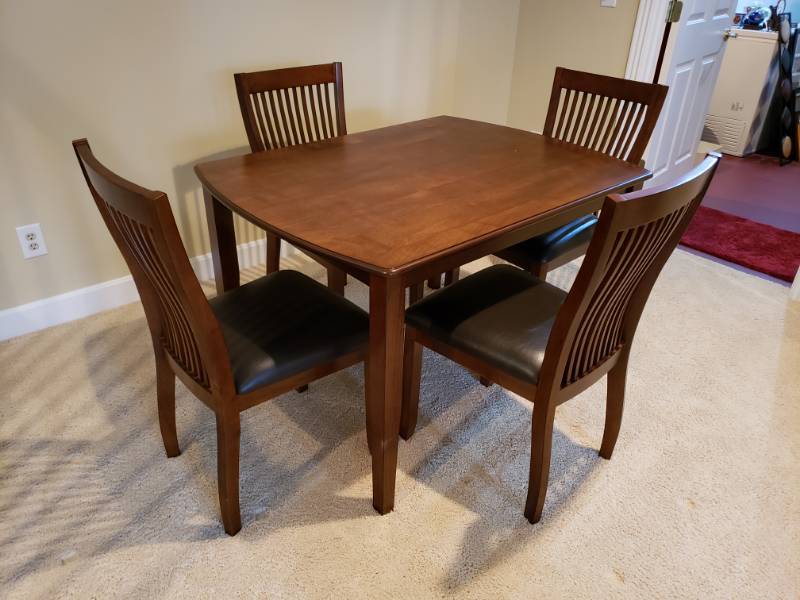 lot 5098 image: Dining table and 4 chairs