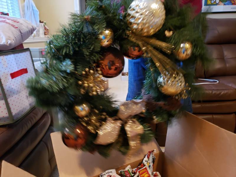 lot 5103 image: Christmas wreaths and holders