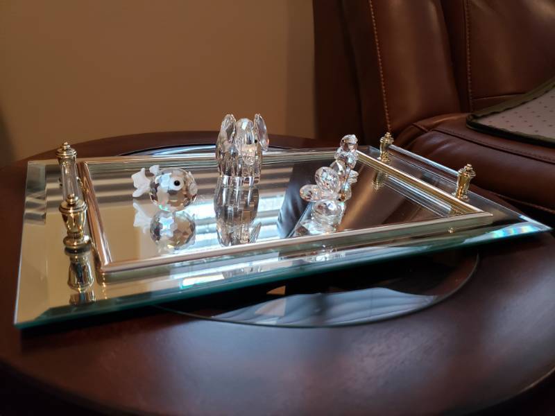 lot 5107 image: Swarovski crystal pieces and glass tray