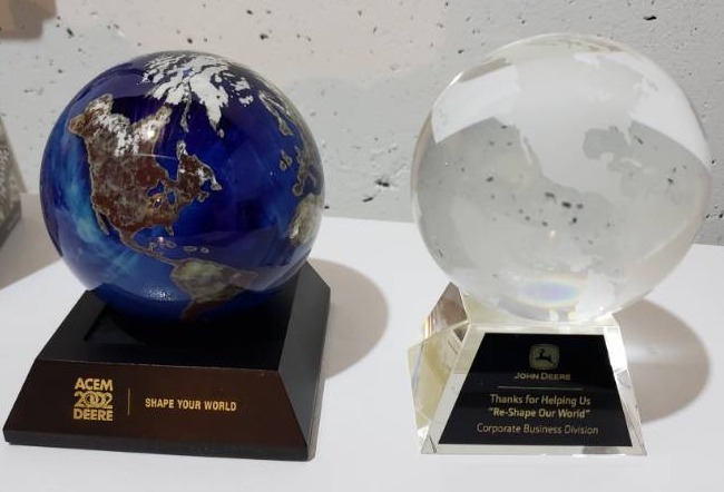 lot 5114 image: (2) glass globes