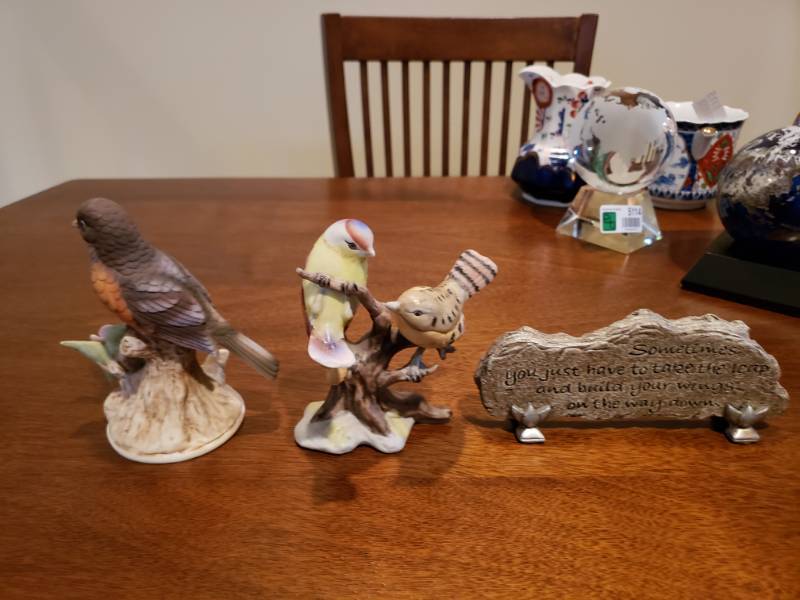 lot 5116 image: (2) birds and decor piece