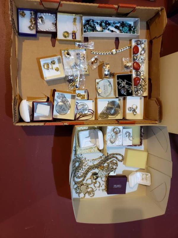 lot 5117 image: Large lot of costume jewelry