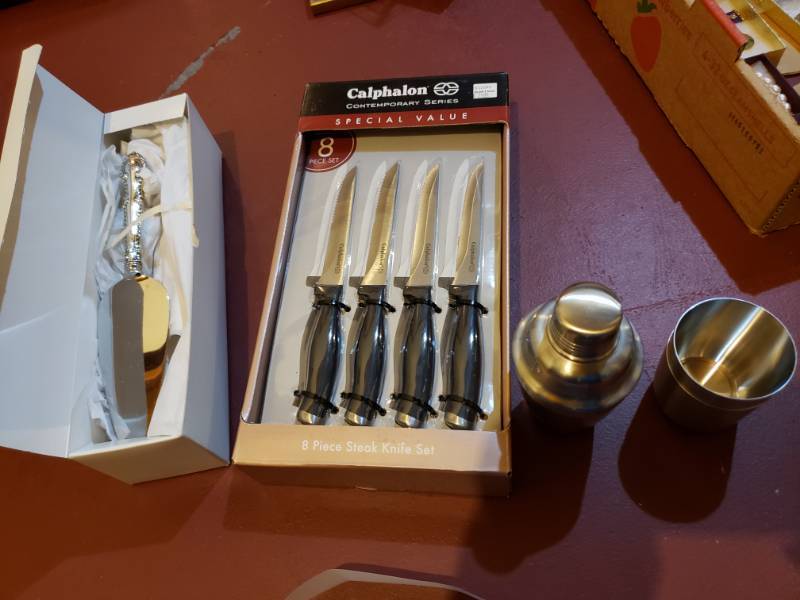 lot 5118 image: Steak knives, margarita shaker, cake server