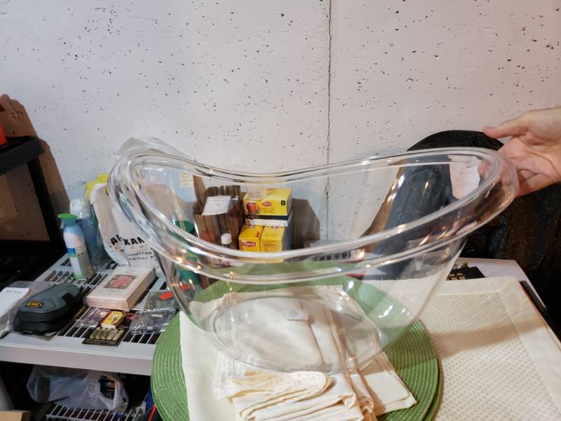 lot 5120 image: Plastic ice bucket