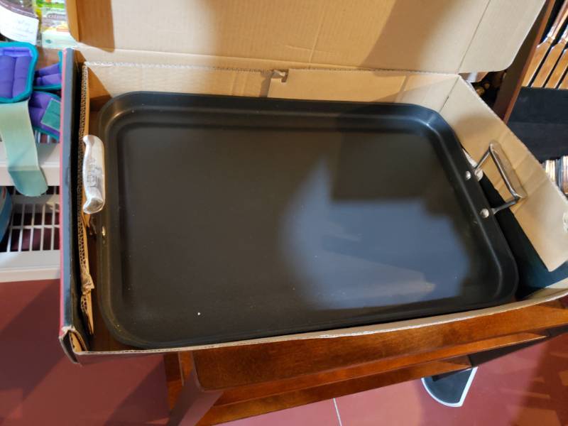 lot 5122 image: Non stick griddle and onion keeper