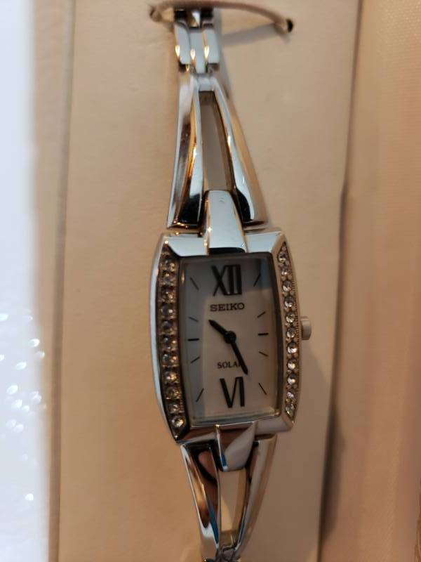 lot 5128 image: Seiko ladies diamond watch