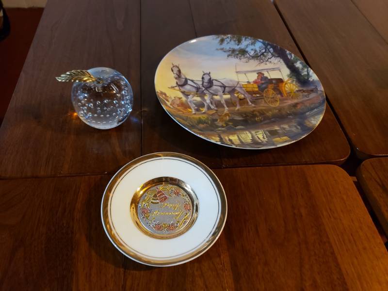 lot 5130 image: (3) decor pieces