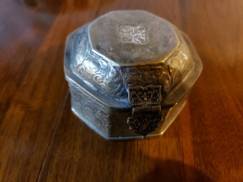 lot 5132 image: Metal box from Turkey