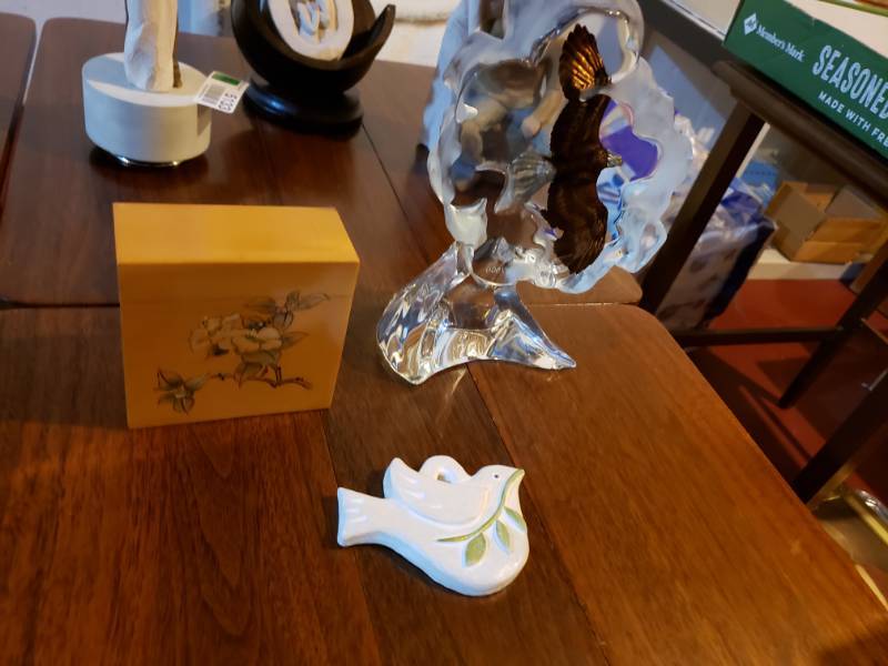 lot 5134 image: (3) decor pieces