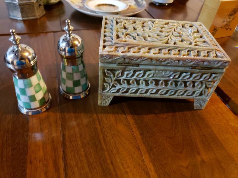 lot 5135 image: Salt & pepper shakers and box