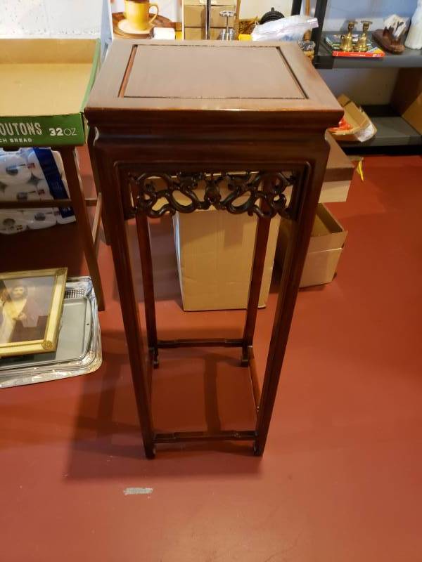 lot 5137 image: Wooden plant stand