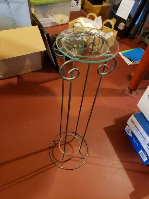 lot 5138 image: Metal and glass plant stand