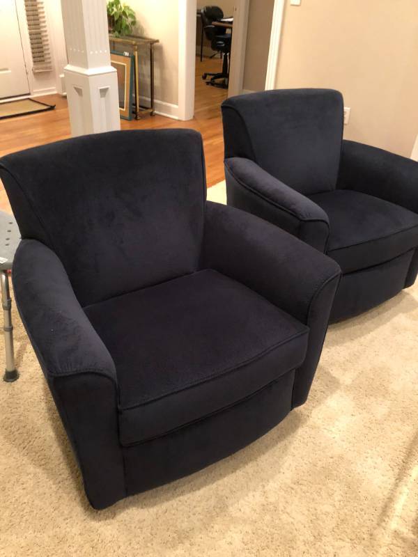 lot 5142 image: Lot (2) Fabric chairs