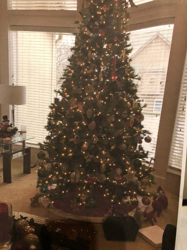 lot 5147 image: Lighted Christmas Tree