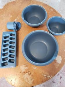 lot 2 image: Sterlite Blue Plastic Kitchen Set with Bowls and Ice Cube Trays