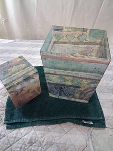 lot 18 image: Plastic waste basket and klenex holder