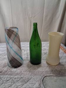 lot 37 image: Mixed Glass Collection - Art Glass Vase, Green Glass Bottle, and Ceramic Vase