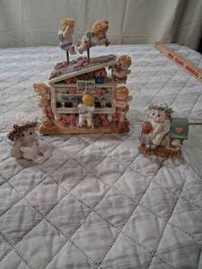 lot 42 image: Decorative Cherub Piano Music Box with Angel Figurine Set