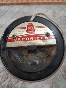 lot 47 image: Real-Lipe Electric Vaporizer Humidifier with Original Box