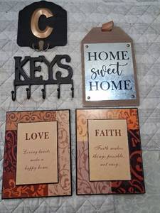 lot 54 image: Home Decor Wall Signs and Key Holder Set
