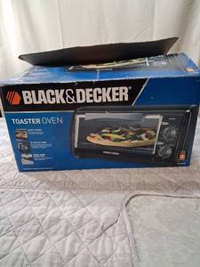 lot 70 image: Black & Decker Toaster Oven with Original Box