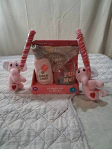 lot 75 image: Mothers Day Pet Gift Set with Dog Toys and Wine Glass