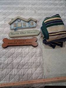 lot 79 image: Home Decor Signs and Striped Towels Bundle