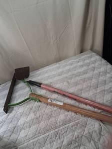 lot 107 image: Garden Tool Set - Bow Saw and Hand Tools