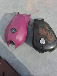 lot 123 image: Motorcycle Gas Fuel Tank Set Purple and Black with Mounting Hardware