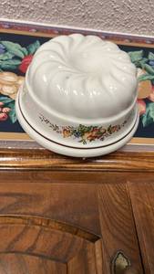 lot 40010 image: Ceramic Bundt Cake Pan with Fruit Pattern