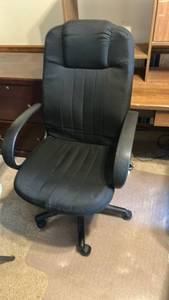 lot 40029 image: Executive Office Chair with High Back and Swivel Base