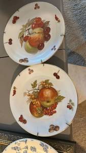 lot 40056 image: Decorative Porcelain Fruit Pattern Dinner Plates Set