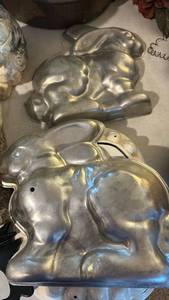 lot 40072 image: Metal Rabbit Bunny Cake Mold