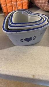 lot 40087 image: Heart-Shaped Ceramic Nesting Bowls Set