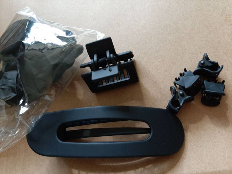 lot 36395 image: Hair Clips for Women Non-Slip Strong Hold Jaw Claw Clips for Thin Thick Curly Hair, Classic Black Hair Claw Set. - Retail $9
