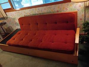lot 935 image: Mid Century Tufted Divan.   With built-in side table.   31 x 101 x 39