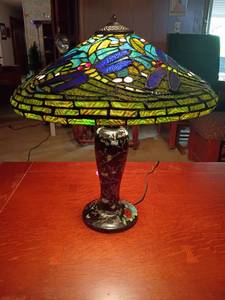 lot 943 image: 21in. tall Tiffany Style Table Lamp.   Not sure if this is the original base or not (unsure if shade is glass or newer stained glass-like product)