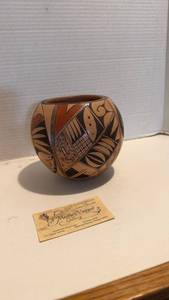 lot 1004 image: Hand made Hopi pottery bowl