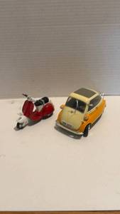 lot 1018 image: BMW Isetta 250 Die Cast Model Car and Classic Scooter