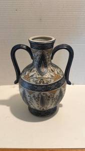 lot 1026 image: Double handled vase