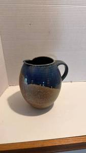 lot 1027 image: Pottery pitcher