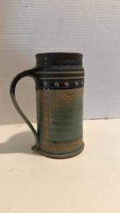 lot 1028 image: Pottery mug