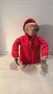 lot 1037 image: Tiger Electronics Interactive E.T with red hoodie