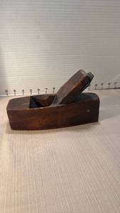 lot 1042 image: Vintage wooden smoothing plane