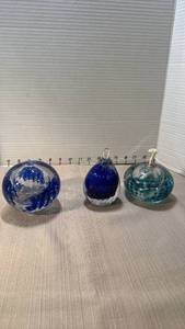lot 1053 image: Blown glass perfume bottles and oil lamp