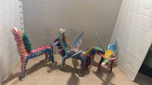 lot 1082 image: Hand-Painted Mexican Folk Art Wooden Animals Set