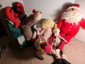 lot 1117 image: Stuffed Christmas decor.
