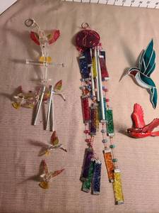 lot 1121 image: Glass windchimes and hanging bird decor