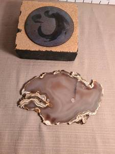 lot 1123 image: Agate slice and glazed disc needs re-glued to cork mount