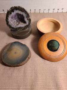 lot 1124 image: Natural Geode Collection and Wooden Display Box Set